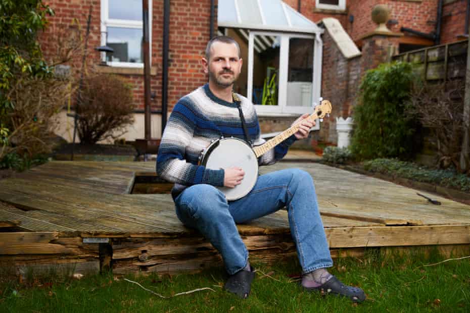 Dr. Matthew Jackson, ein Berater auf der Intensivstation im Stepping Hill Hospital in Stockport, der gelernt hat, das Banjo zu Hause während der Sperrung zu spielen.