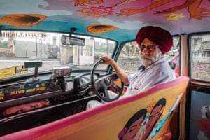 Eines von Mumbais farbenfrohen Taxis.