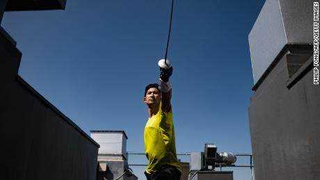 Miyake trainiert mit einer Folie auf dem Dach in Tokio vor den verschobenen Olympischen Spielen. 
