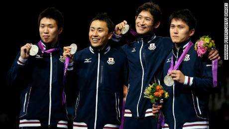 Miyake feiert mit seinem Team, nachdem er 2012 in London eine Silbermedaille gewonnen hat.