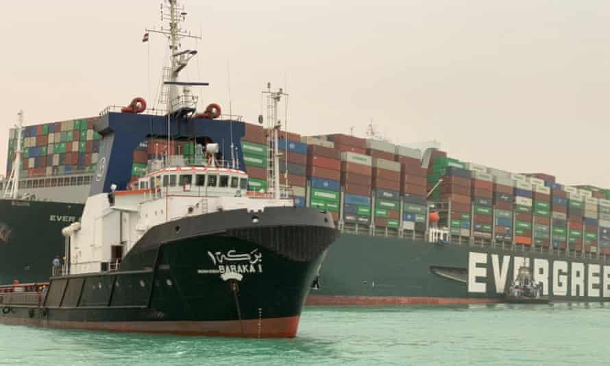 Die taiwanesische MV Ever Given (Evergreen), ein 400 Meter langes und 59 Meter breites Schiff, lag seitwärts und behinderte den gesamten Verkehr über die Wasserstraße des ägyptischen Suezkanals.