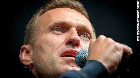 Der russische Oppositionsführer Alexey Navalny täuscht vor, wie er vergiftet wurde