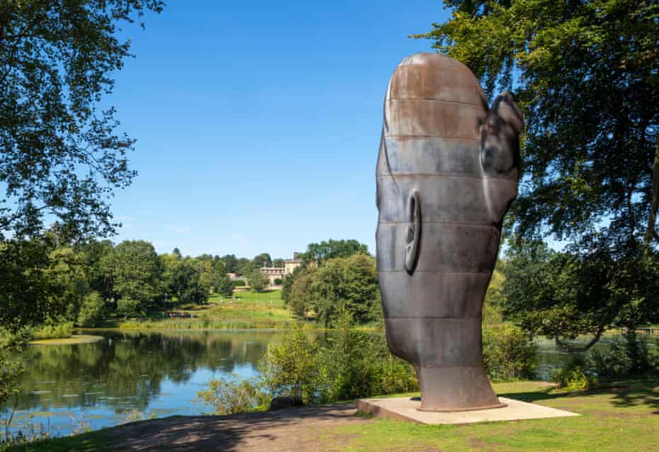 Wilsis von Jaume Plensa, eine hohe gusseiserne Skulptur eines Mädchens, steht dem Yorkshire Sculpture Park gegenüber