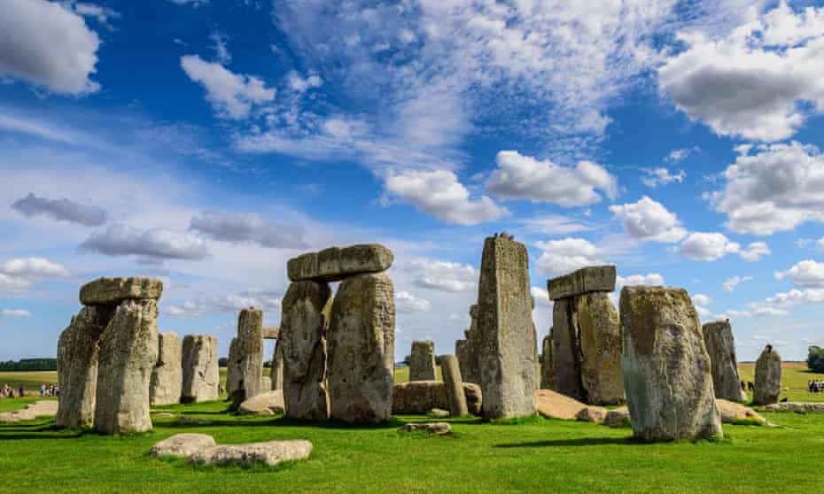 Stonehenge, gegen einen strahlend blauen Himmel mit hellen Wolken