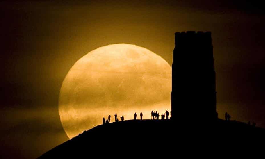 Beobachten Sie den Mond vom St. Michael Tower am Glastonbury Tor.