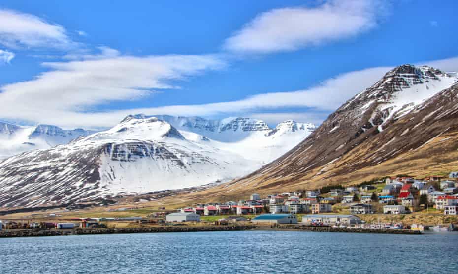 Siglufjörður, wo Campbell in einer Kabine schlief, die kürzlich von Sänger Jónsi geräumt wurde.