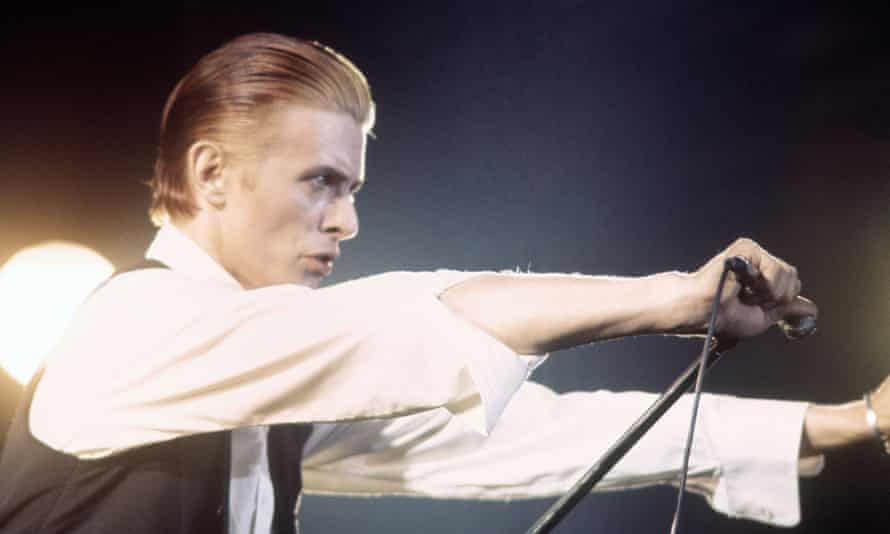 David Bowie tritt 1976 auf der Station-to-Station-Tour auf.