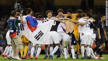 Korea-Spieler feiern, nachdem sie Japan während des Play-off-Spiels der Männer um die Bronzemedaille zwischen Korea und Japan bei den Olympischen Spielen 2012 in London besiegt haben.