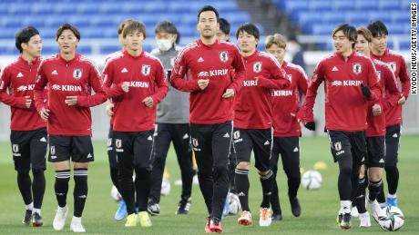 Mitglieder der japanischen Fußballnationalmannschaft trainieren in Yokohama.