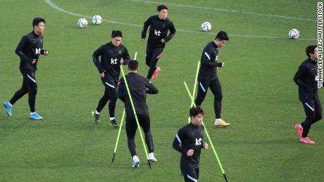 Spieler der südkoreanischen Fußballnationalmannschaft nehmen an einer Trainingseinheit in Yokohama teil.