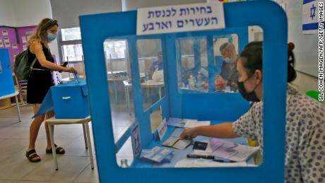 Eine israelische Wählerin gibt am Dienstag ihre Stimme in einem Wahllokal in Tel Aviv ab.