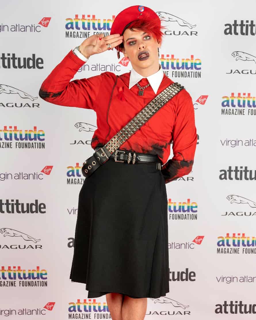Yungblud posiert auf dem roten Teppich während der Virgin Atlantic Attitude Awards in London im vergangenen Dezember