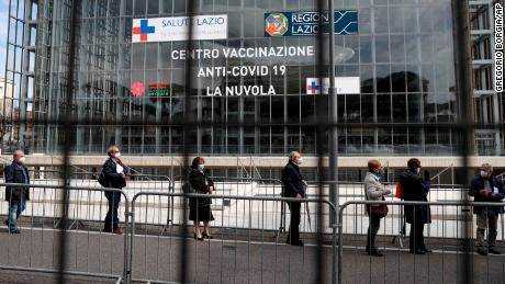 Die Einführung von Impfstoffen in Europa erfordert AstraZeneca - aber das Vertrauen der Öffentlichkeit ist beeinträchtigt