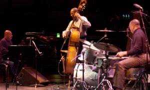 Kenny Barron ganz links und sein Jazz-Trio im Konzert.