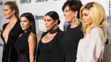 (Von links) Mitglieder des Karashian / Jenner-Clans Khloé Kardashian, Kourtney Kardashian, Kim Kardashian West, Kris Jenner und Kylie Jenner posieren für die Kameras. 