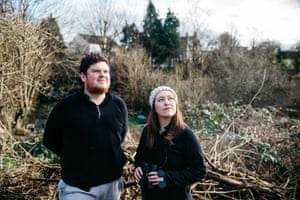 Roanna Burt und Liam O'Connor in der Parzelle hinter ihrem Haus in Bristol