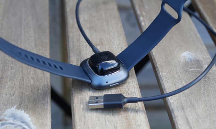 Rückseite der Fitbit Sense Uhr mit angeschlossenem Kabel