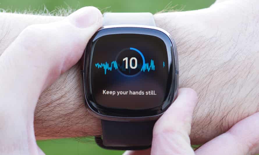 Fitbit Sense am Handgelenk mit EKG-Funktion