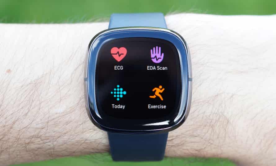 Fitbit Sense am Handgelenk zeigt Apps