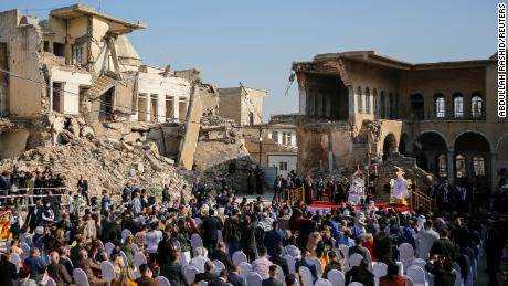 Inmitten der Trümmer von Mosul erklärt Papst Franziskus die Hoffnung für mächtiger als den Hass.