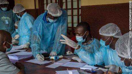 Gesundheitspersonal des guineischen Gesundheitsministeriums bereitet Formulare vor, um medizinisches Personal vor ihren Anti-Ebola-Impfstoffen im N & zerekore Hospital zu registrieren.