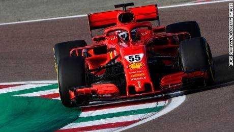 Sainz fährt den Scuderia Ferrari 2018-SF71H während eines fünftägigen Tests auf dem Fiorano Circuit auf der Strecke.