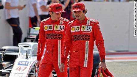 Leclerc (links) und Sainz (rechts) unterhalten sich vor dem ersten Tag der F1-Tests vor der Saison auf dem Bahrain International Circuit.