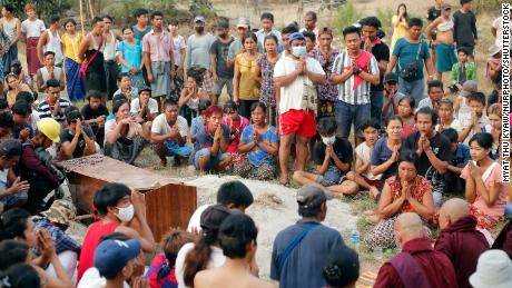 Trauernde nehmen an der Beerdigung des 43-jährigen Tin Hla teil, der am 27. März bei einem Protest gegen den Militärputsch in der Gemeinde Thanlyin am Stadtrand von Yangon, Myanmar, von Sicherheitskräften erschossen wurde.