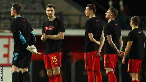 Belgiens Spieler stellten sich in T-Shirts mit den Worten auf "Fußball unterstützt den Wandel" vor dem Anpfiff