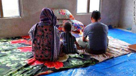 Verängstigt und unsicher überquerten diese Familien Berge, um Myanmars tödlicher Junta zu entkommen