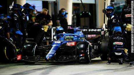 Fernando Alonso fährt mit dem (14) Alpine A521 Renault und bleibt während des Grand Prix von Bahrain in der Boxengasse stehen.