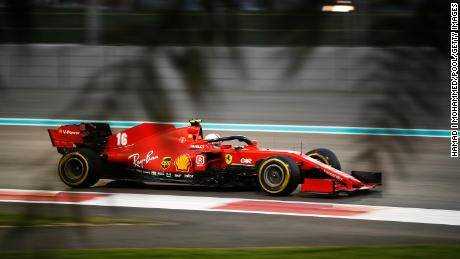 Leclerc fährt den Ferrari während des F1 Grand Prix von Abu Dhabi.