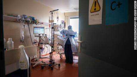 Eine Krankenschwester kümmert sich am 25. März 2021 auf der Intensivstation des Centre Hospitalier Privé de l'Europa in Port-Marly um einen an Covid-19 leidenden Patienten. 