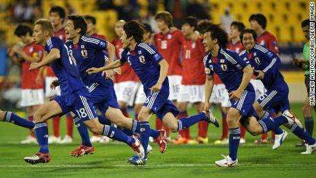 Japan feiert das Erreichen des Finales des Asien-Pokals 2011, nachdem es Südkorea im Elfmeterschießen mit 3: 0 besiegt hat.