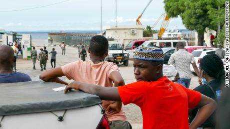 Die Menschen in Pemba, Mosambik, warten auf die Ankunft weiterer Schiffe aus Palma, da die Menschen am 29. März vor Angriffen von Rebellengruppen fliehen.