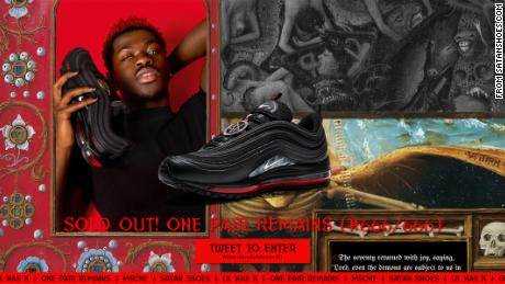 Ein Screenshot von Satanshoes.com zeigt Lil Nas X mit einem der modifizierten Schuhe. 