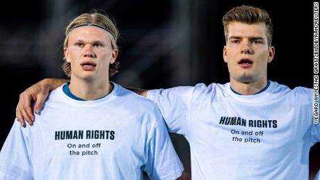 Erling Haaland und Alexander Sorloth tragen aus Protest vor dem Spiel gegen Gibraltar T-Shirts.
