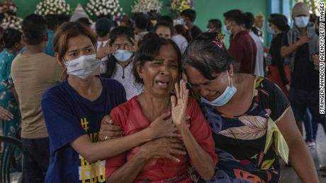 Familienmitglieder und Verwandte nehmen an der Trauerfeier des 13-jährigen Sai Wai Yan teil, der am 28. März vor seinem Haus in Yangon, Myanmar, erschossen wurde.