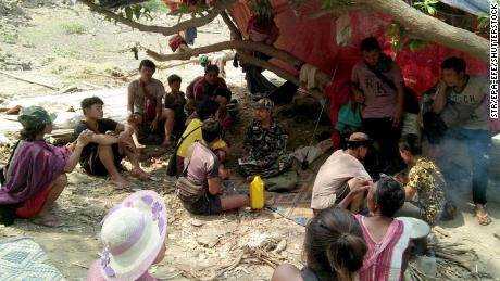 Ethnische Karen-Dorfbewohner, die vor Luftangriffen des myanmarischen Militärs geflohen sind, ruhen sich in einem Dschungel aus, nachdem sie am 28. März die myanmarisch-thailändische Grenze in der Provinz Mae Hong Son, Thailand, überquert haben.