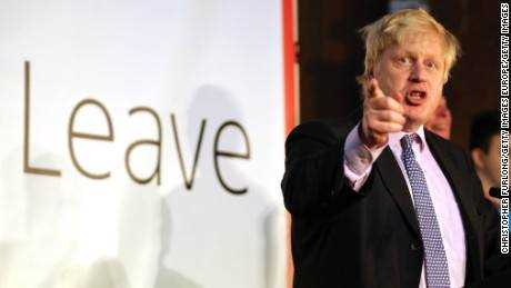 Boris Johnson spricht Unterstützer während einer Kundgebung für den 