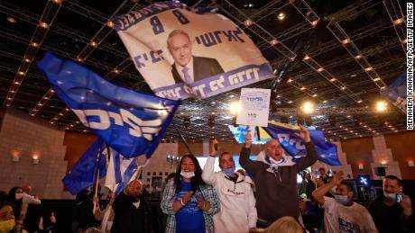 Likud-Anhänger schwenken am 23. März in ihrem Wahlkampfhauptquartier in Jerusalem Flaggen mit dem Namen der Partei und dem Gesicht ihres Führers Benjamin Netanjahu.