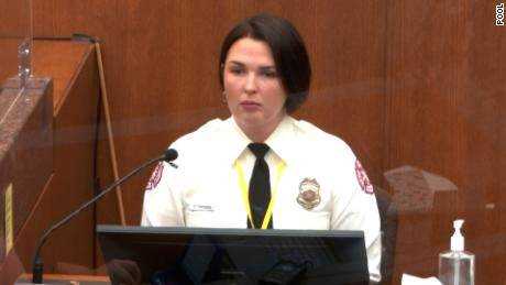 Genevieve Hansen, eine Feuerwehrfrau außerhalb des Dienstes, sagte, die Polizei würde nicht zulassen, dass sie George Floyd Hilfe leistet.