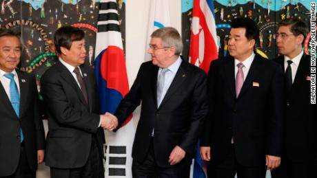 IOC-Präsident Thomas Bach (rechts) gibt dem südkoreanischen Sportminister Do Jong-hwan (zweiter von links) neben dem nordkoreanischen Präsidenten des Olympischen Komitees und Sportminister Kim Il Guk (zweiter von rechts) die Hand.