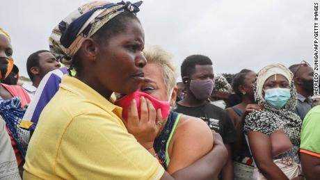 Eine Frau weint, als sie darauf wartet, dass ihr Sohn am 1. April 2021 vom Boot der Evakuierten aus Palma nach Pemba kommt. 