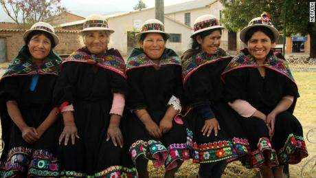 Andenfrauen werden in traditioneller Kleidung in einer Szene aus 