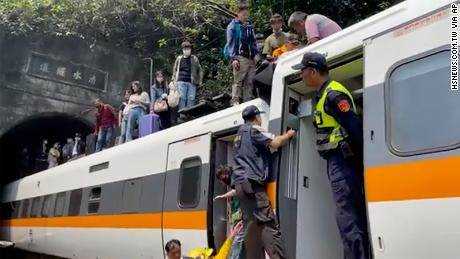 Am 2. April wird den Fahrgästen im taiwanesischen Landkreis Hualien geholfen, aus dem Zug auszusteigen.