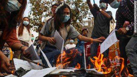 Demonstranten verbrennen eine Kopie der Verfassung von Myanmar während eines Protestes gegen den Militärputsch am 1. April in Mandalay, Myanmar. 