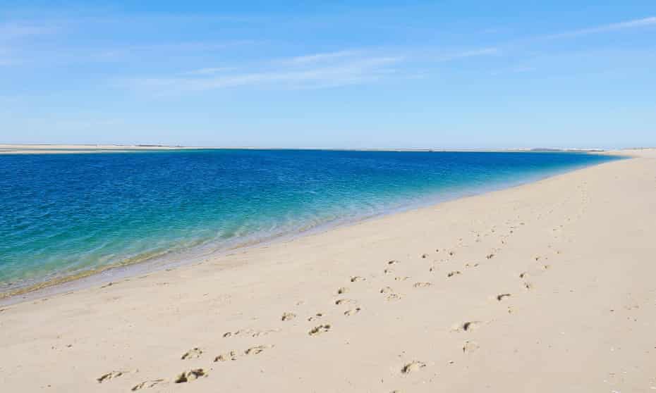 Ein leerer Armona-Strand, der von einem ruhigen Meer umspült wird.