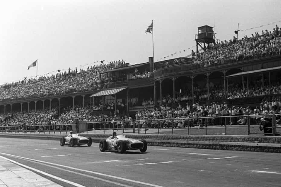 Der Grand Prix von Großbritannien 1955 in Aintree mit den Mercedes-Fahrern Moss und Fangio an der Spitze.