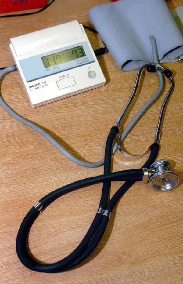 Das Stethoskop eines Allgemeinarztes und ein Blutdruckmessgerät für Blutdruckmessgeräte